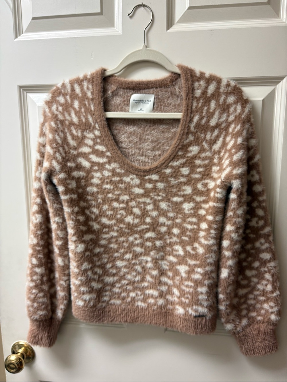 Abercrombie & Fitch Fuzzy Leopard-Pattern V-Neck Sweater - Cream & Tan
